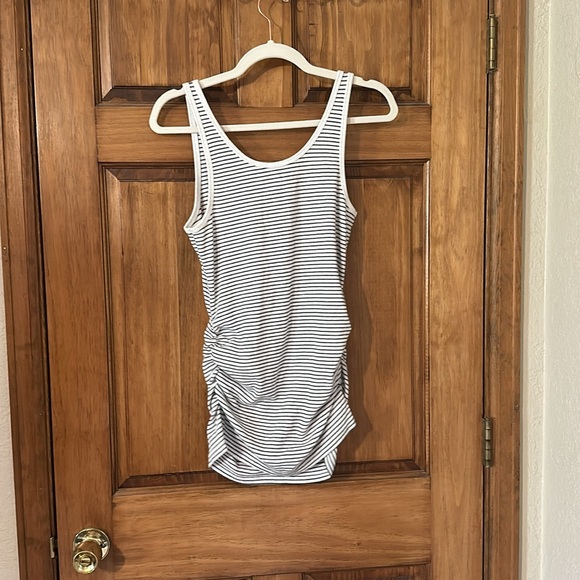 Old navy maternity tank top size large - Picture 3 of 3
